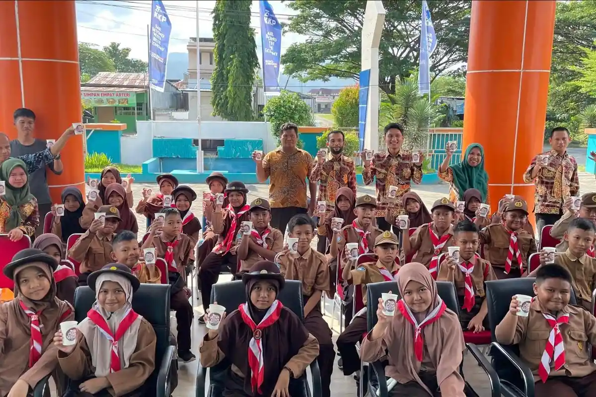 BPPMHKP Sulbar Bagikan Susu Ikan untuk Murid SD Inpres Mamuju, Bantu Tingkatkan Protein Anak-anak
