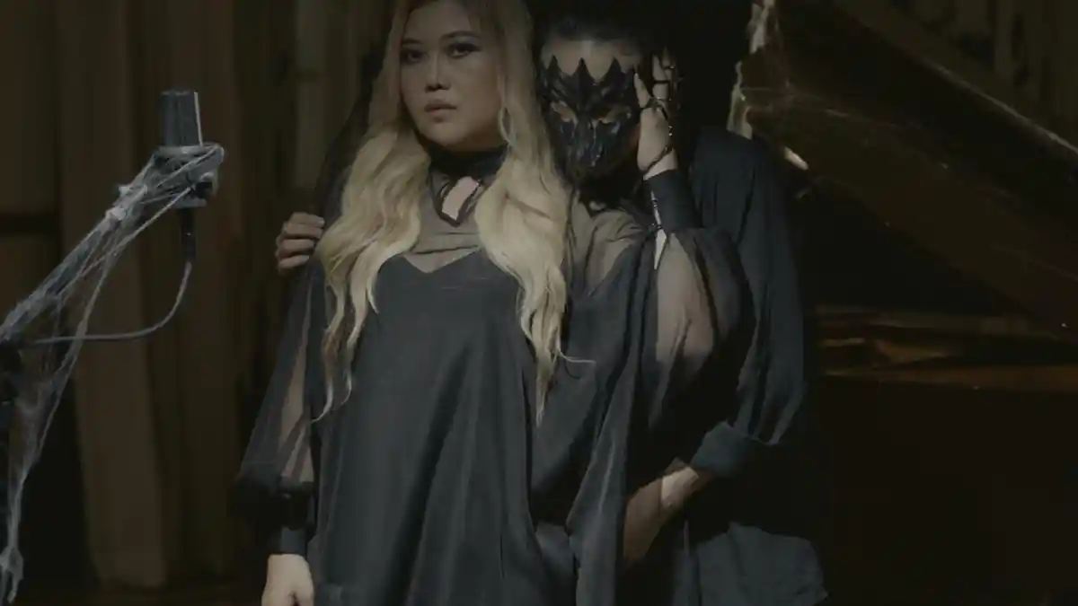 Riani Sovana Rilis Rangkaian Video ‘The Halloween Live Sessions’ Bernuansa Teatrikal