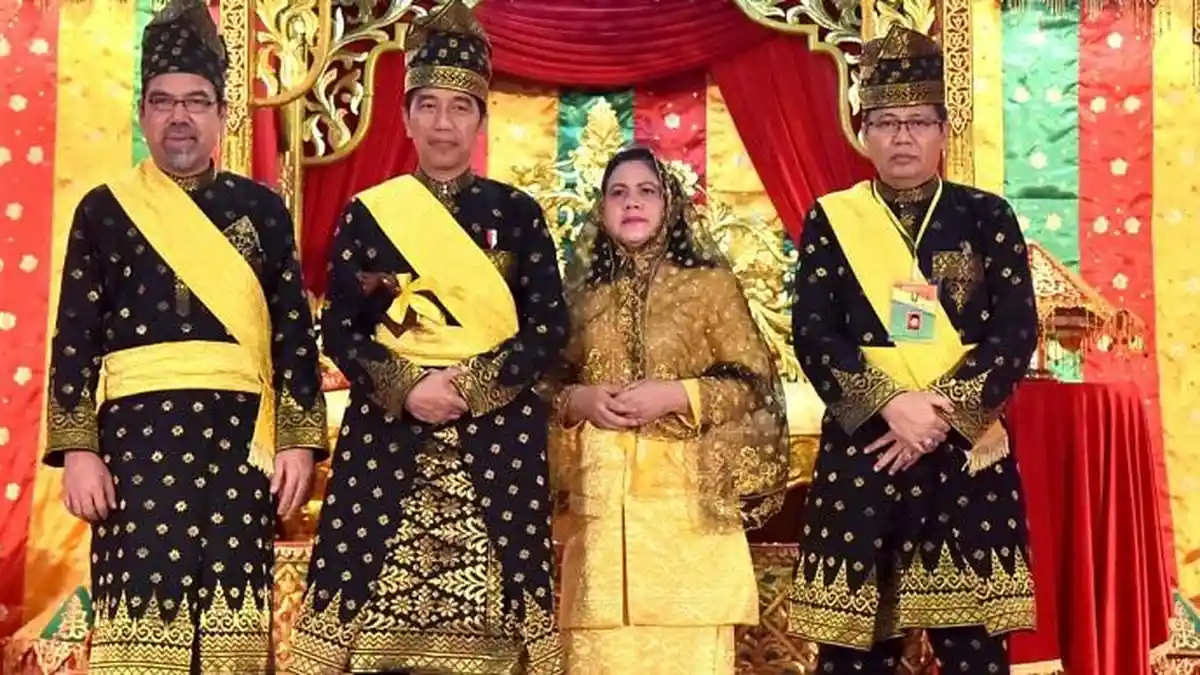 Jokowi Terima Gelar Datuk Seri Setia Amanah Negara dari LAM Riau