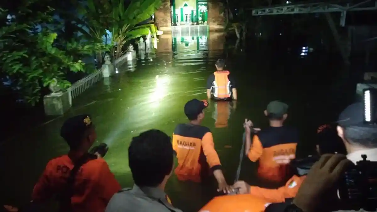 Petugas Gabungan Patroli Malam Terjang Banjir di Setrokalangan, AKP Ngatmin: Pastikan Keamanan