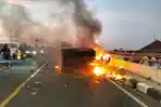 Motor-tiga-roda-terbakar-usai-terlibat-kecelakaan-beruntun-di-Jombang.jpg