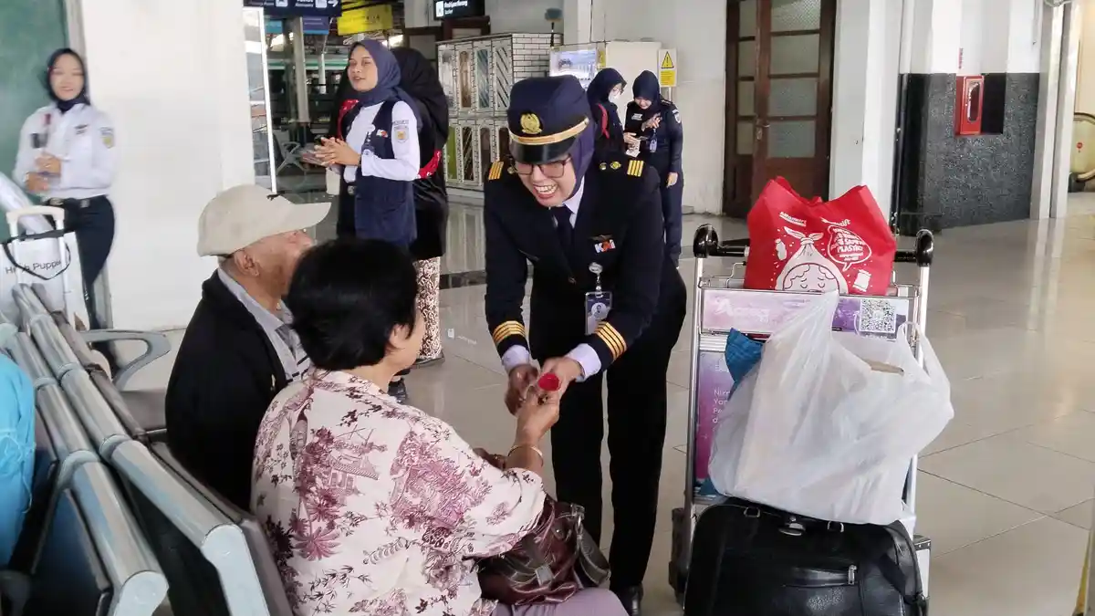 Peringati Hari Kartini, KAI Daop 6 Yogyakarta Bagikan Mawar Merah dan Ajak Penumpang Merangkai Bunga