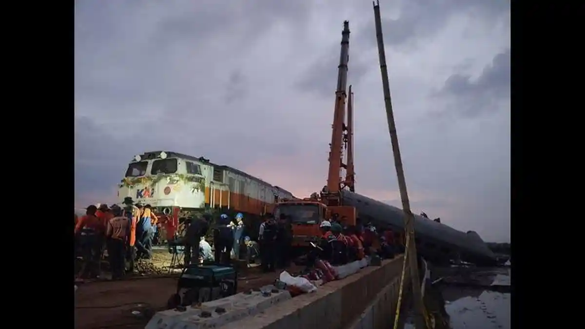 Evakuasi Kereta Tabrakan di Cicalengka Selesai Sabtu Subuh, Jalur Kembali Dapat Dilalui