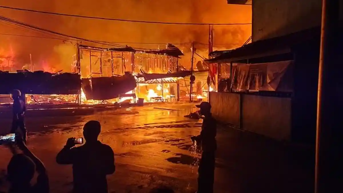 BREAKING NEWS - Sinabang Terbakar Lagi, Kali Ini Sejumlah Ruko, Petugas Masih Berjibaku Padamkan Api