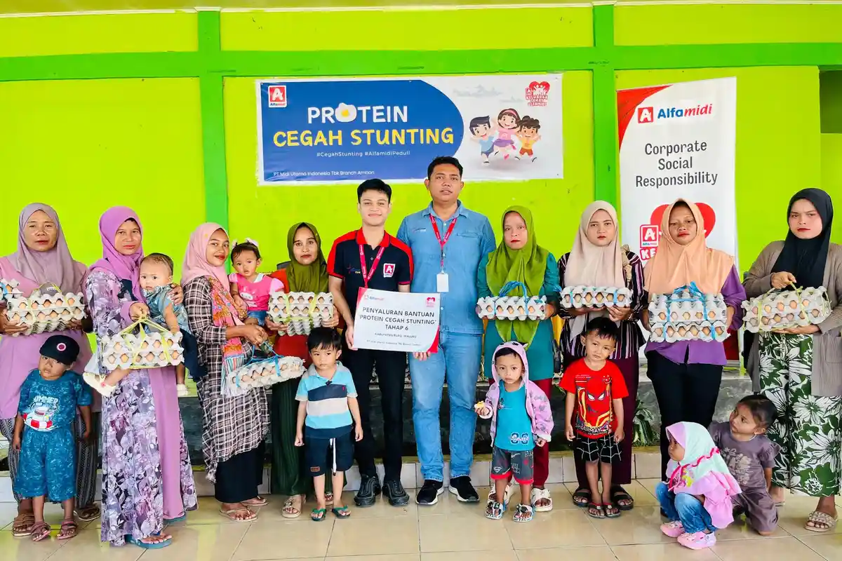 Alfamidi Rampungkan CSR Tahap 6, Distribusikan 9.000 Telur di Kabupaten Buru