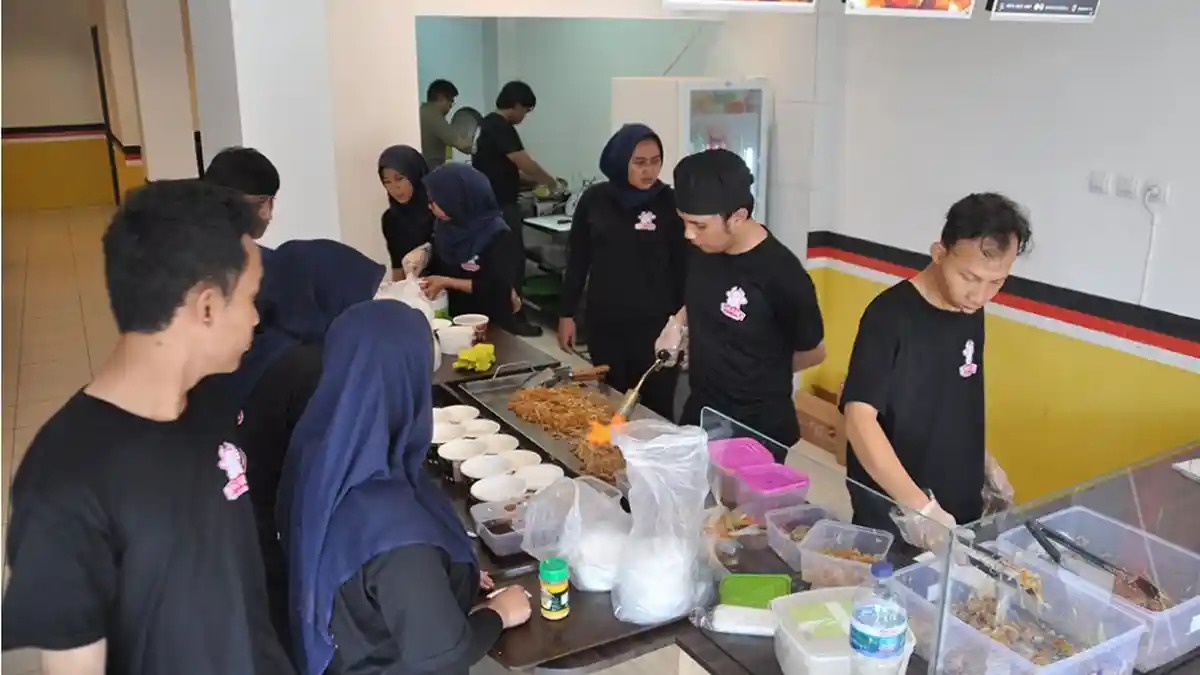 Inovasi Restoran Cepat Saji Ini, Daging Dibakar Menggunakan Pelontar Api