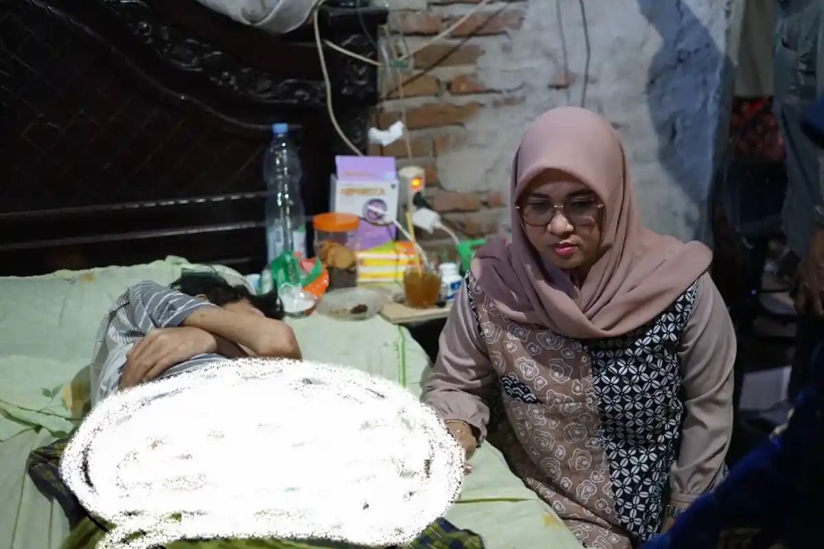 Husniah Talenrang Jenguk Nursalam, Pemuda Bajeng Gowa yang Perutnya Membengkak