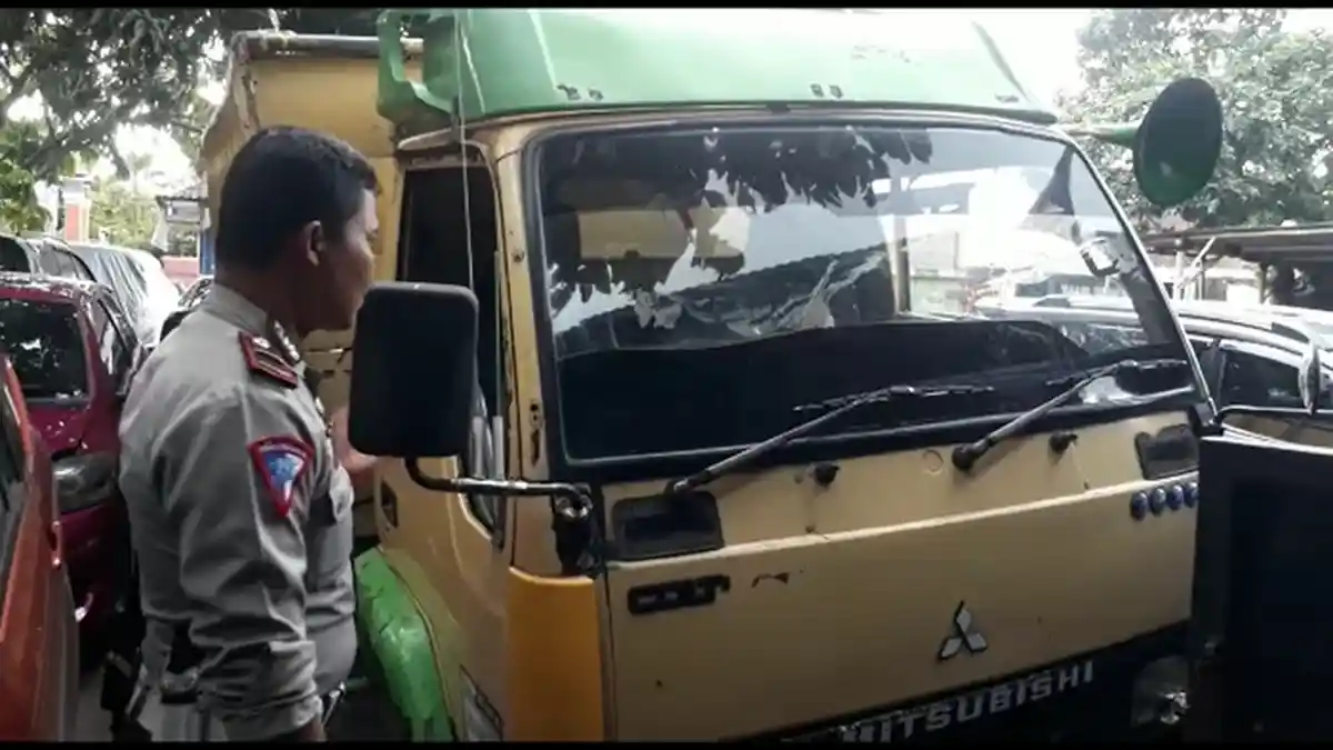 Ban Tersangkut Akar Pohon, Truk Tabrak Mobil Vios Lalu Terguling di Jalan Senden Manjung Klaten
