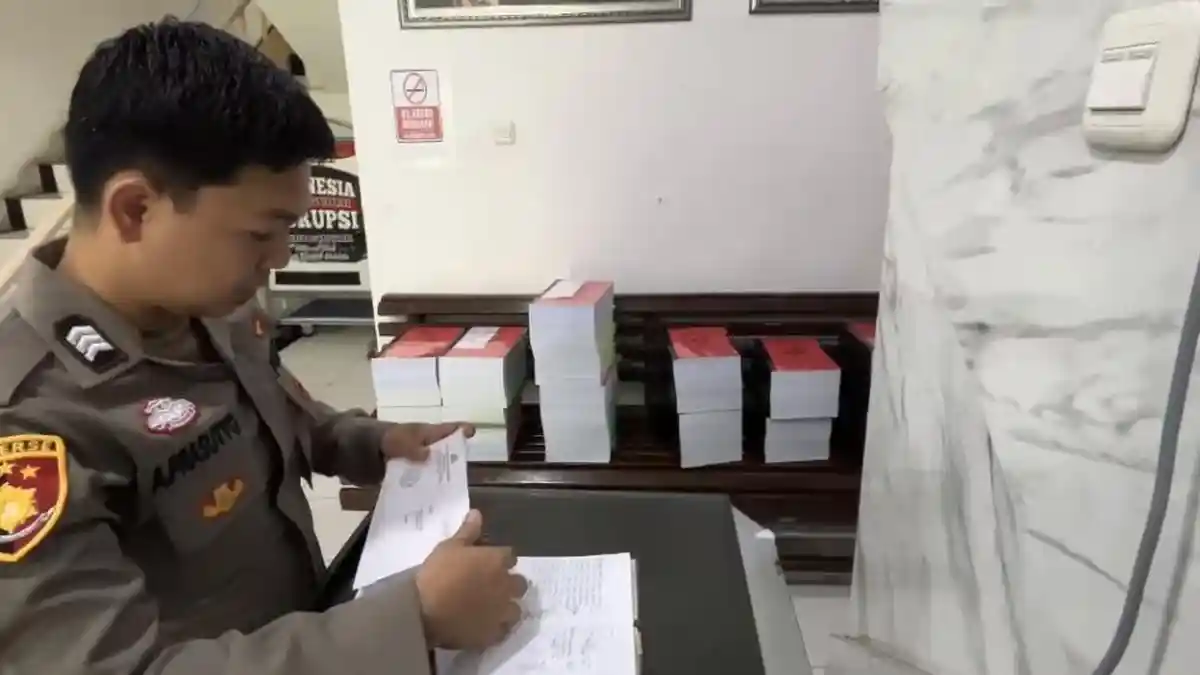 Polda Bengkulu Serahkan Berkas 12 Tersangka Korupsi Dinas Pertanian Kaur ke Jaksa