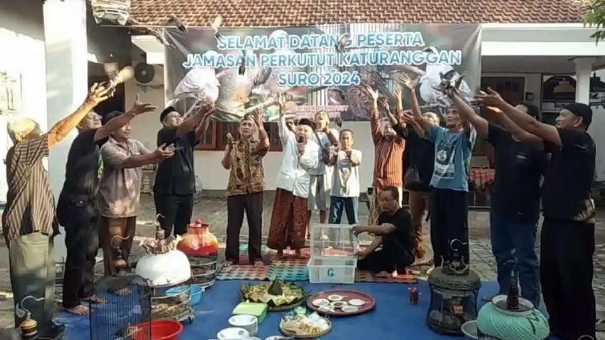Peringatan Satu Suro di Kota Madiun, Puluhan Ekor Burung Perkutut Dijamas dan Dilepas ke Alam Bebas