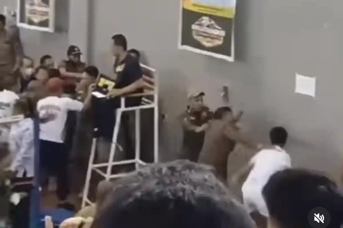 Ternyata Perebutkan Hadiah Rp7,5 Juta, Satpol PP Berkelahi di Arena Bulutangkis Kantor Gubernur