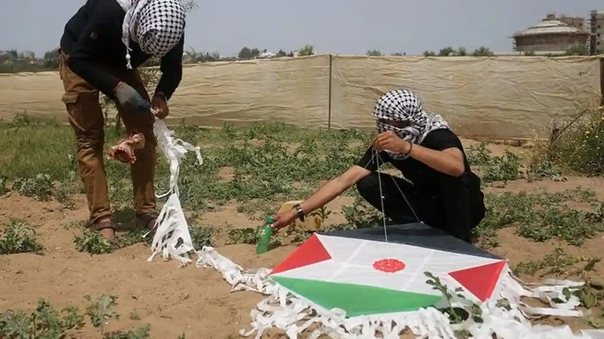 Israel Punya Senjata Canggih dan Tentara Terlatih, Tapi Kelimpungan Hadapi Layangan Remaja Palestina