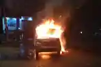 ambulans-partai-nasdem-dibakar-pengunjuk-rasa-di-makassar.jpg