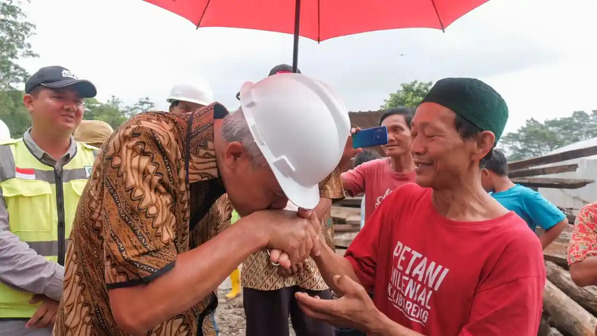 Ganjar Cium Tangan Petani Saat Tinjau Pembangunan Embung di Kendal