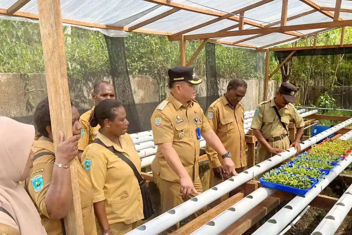 Pj Wali Kota Sorong Tinjau Program Ketahanan Pangan Hidroponik untuk Kemandirian Berkelanjutan
