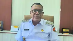 Wakil-Bupati-Sikka-Simon-Subandi-Supriadi-memberikan.jpg