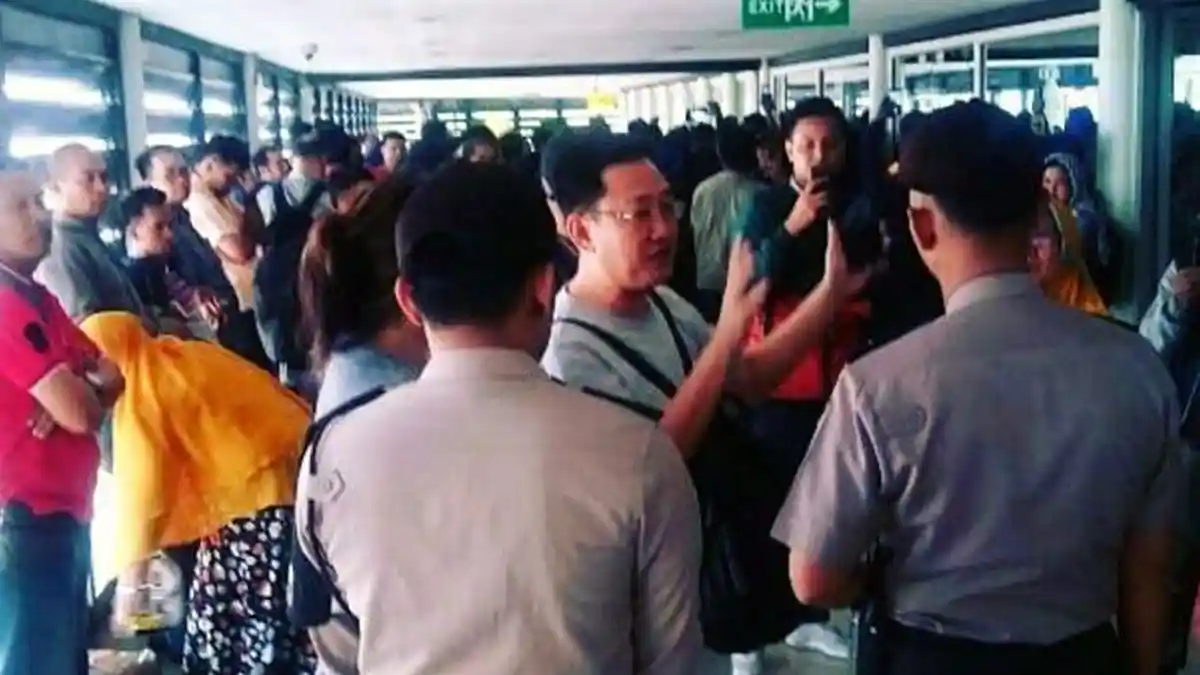 Calon Penumpang Lion Air Ngamuk di Bandara Soetha Gara-gara Delay Semalam