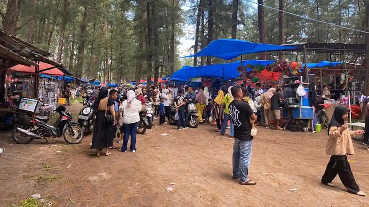 Pantai Batu Kumbang Mukomuko Dipadati Pengunjung saat Libur Lebaran, Listrik-Jalan Jadi Kendala