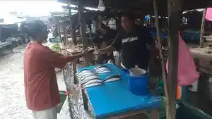 Tampak-pedagang-ikan-sedang-melayani-pembeli-di-Pasar-Harian-Beiabuk.jpg