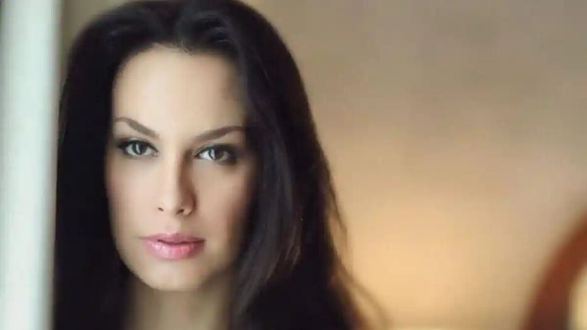Tampil Berani Pakai Bikini Pink, Perut Rata Artis Sophia Latjuba Tampak Jelas, Netizen: ABG 20 Tahun
