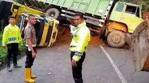 tiga-mobil-terguling-akibat-ditimpa-material-longsor-di-limapuluh-kota.jpg