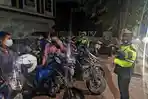 polisi-saat-memberikan-imbauan-kepada-komunitas-motor-yang-masih-nongkrong-hingga-dini-hari.jpg
