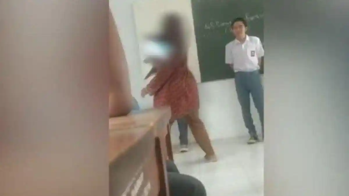 VIRAL, Seorang Guru Tampar Siswanya yang Nekat Merokok di Kelas