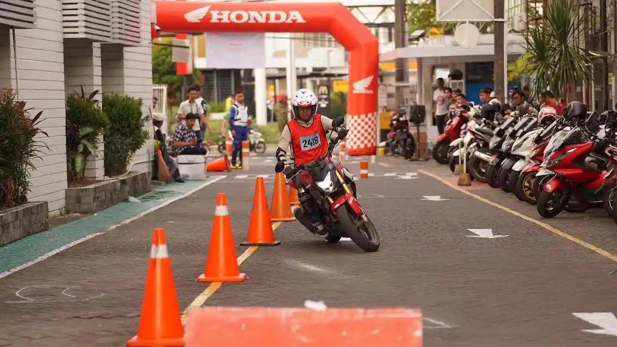 105 Peserta dari Komunitas Honda Makassar Adu Skill di Safety Riding Competition Regional 2025