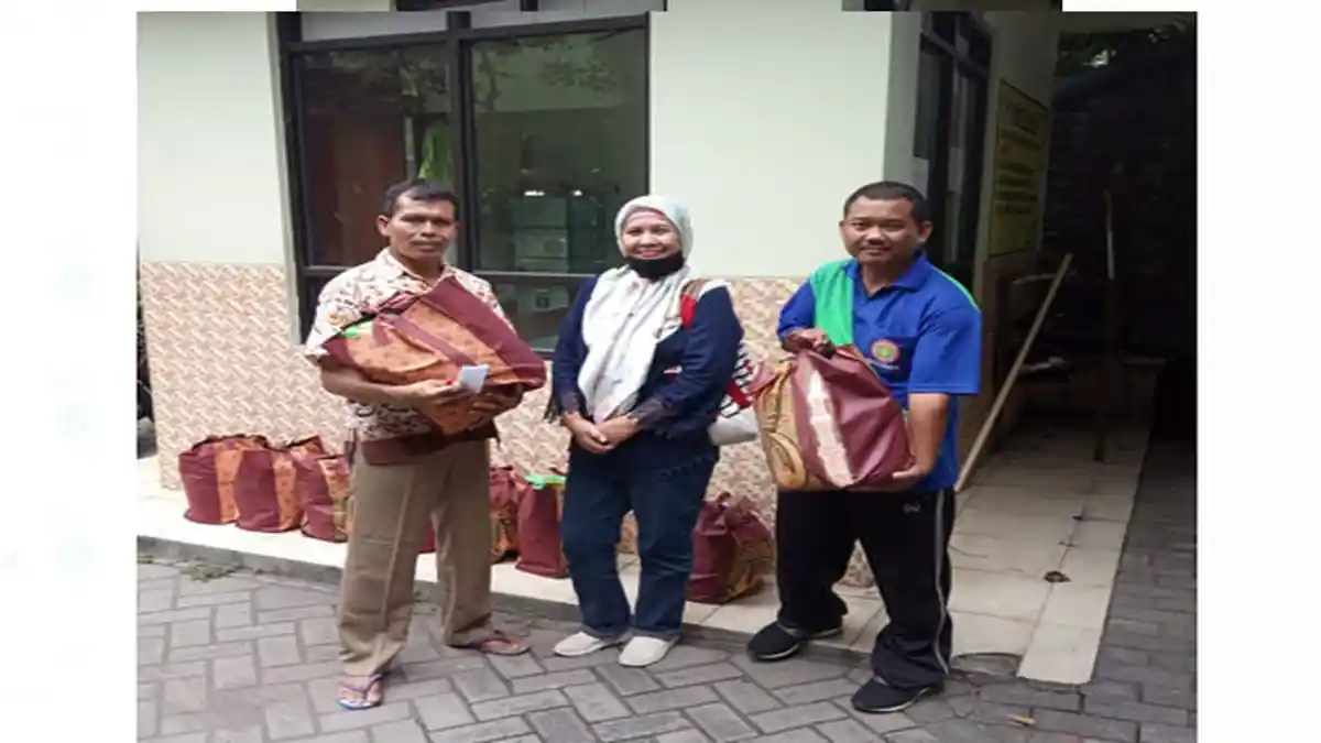 Ikatan Alumni SMAN 17 Surabaya Bagikan Paket Sembako ke Alumni dan Warga Terdampak Covid-19