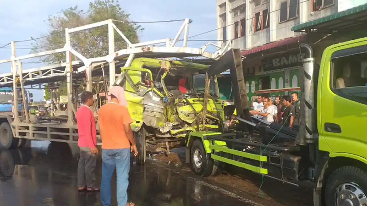 Tabrakan Truk Pengangkut Mobil, Truk Sampah dan Honda Scoopy di Bireuen, 4 Orang Luka-luka