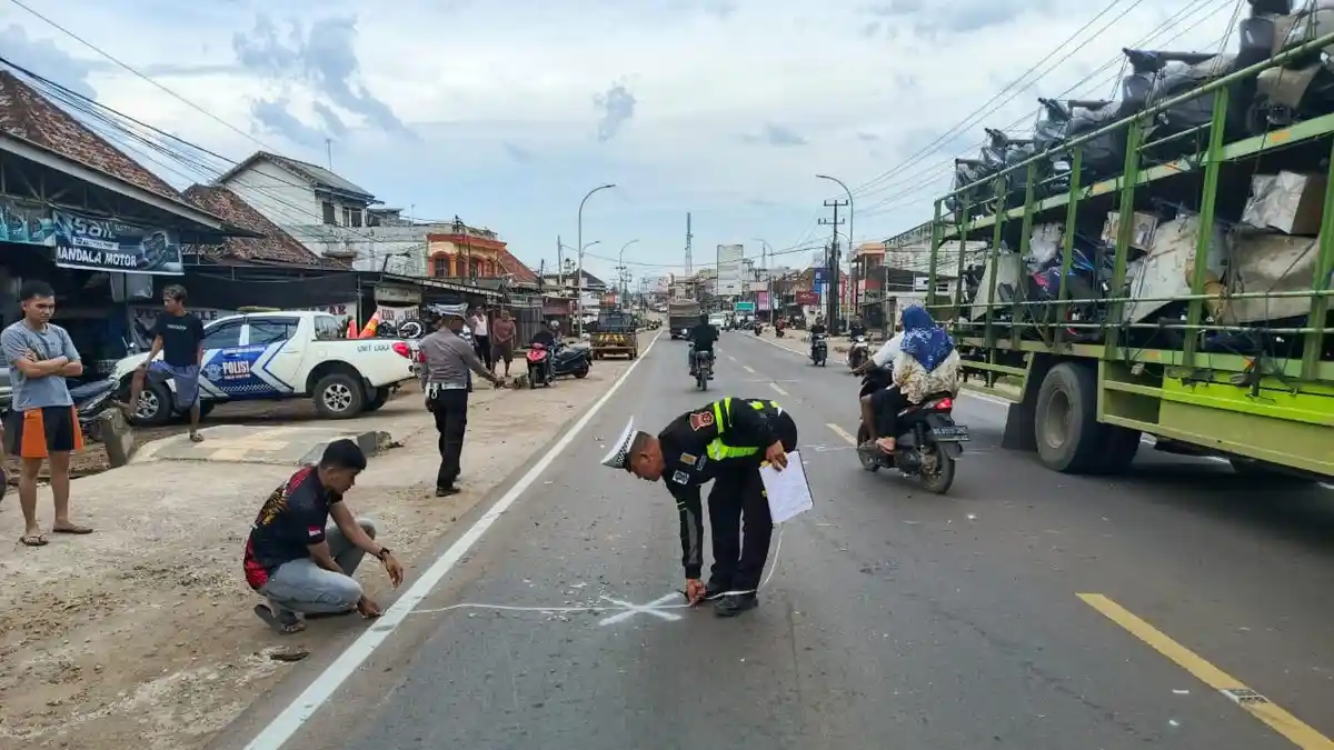 Ngebut, Pemotor Tak Bisa Menghindar dan Tabrak Truk yang Akan Belok di Banyuasin, Luka Parah
