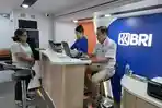 Warga-bertransaksi-keuangan-di-EBuzz-BRI-yafghfghfhfgh.jpg