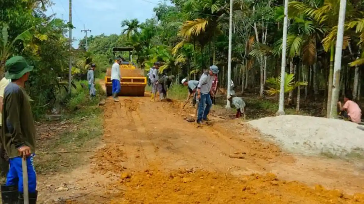 Jalan di Lingga Ini Masih Tanah, Padahal Akses Utama Menuju Kota