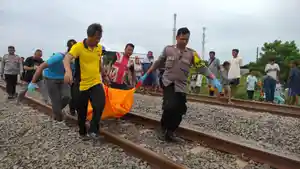 Dani-seorang-warga-yang-kerap-menjaga-perlintasan-tanpa-palangqe.jpg
