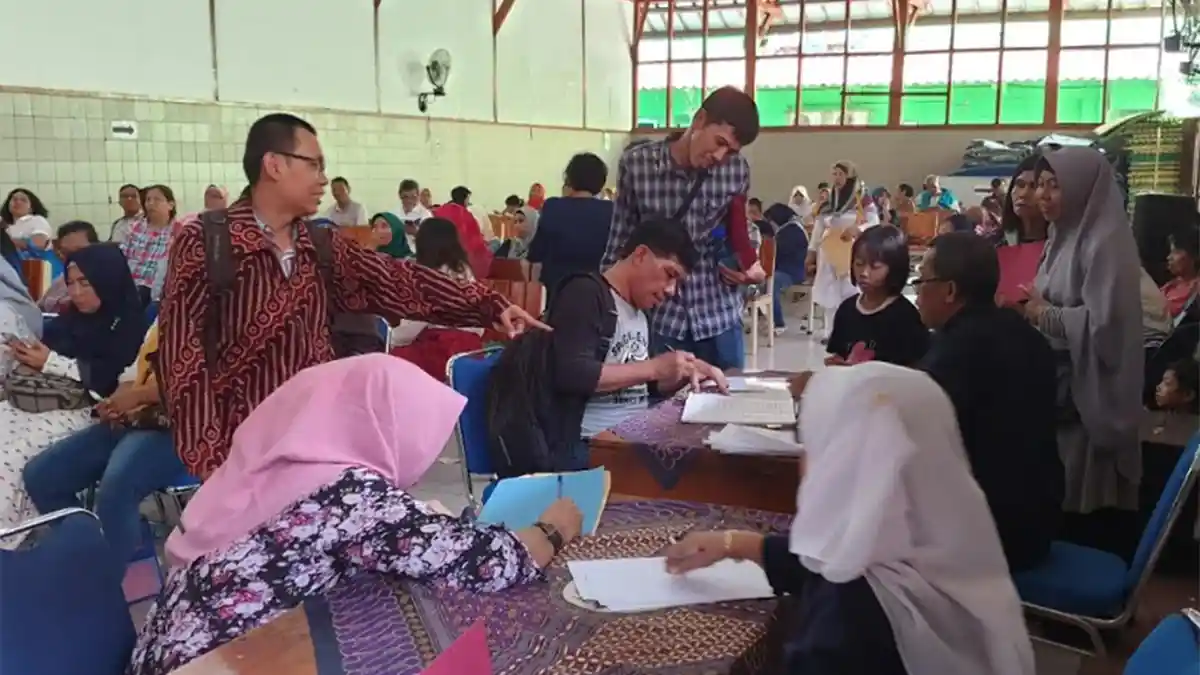 Hari Pertama Pendaftaran PPDB di SMPN 1 Jakarta, Wali Murid Datang Sejak Subuh