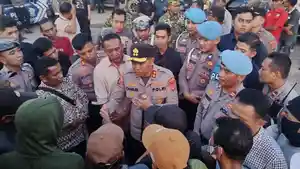 Kapolres-Lampung-Tengah-menemui-massa.jpg