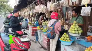 Rohidayat-saat-melayani-pemudik-yang-mem.jpg