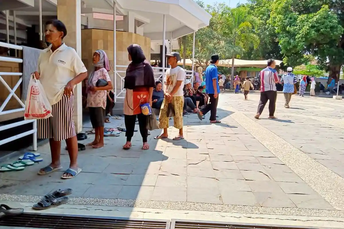Datang dan Pulang Naik Mobil, Pengemis di Masjid Agung Indramayu Ini Meresahkan, Harus Ditertibkan