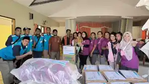 PLN-Peduli-Menyerahkan-Bantuan-Sembako-Kepada-Para-Korban.jpg