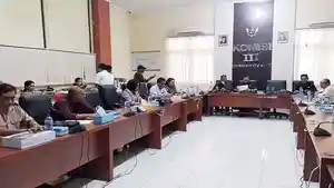 Suasana-RDP-DPRD-NTT-Komisi-III-Dirut-Bank-NTT-Tidak-Hadir.jpg