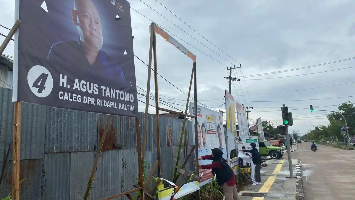 Bawaslu Berau Tertibkan Alat Peraga Kampanye pada Hari Pertama Masa Tenang Pemilu 2024