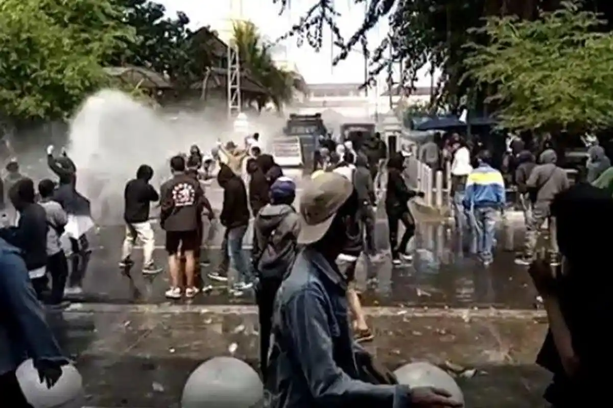 Aksi Massa Tolak UU Cipta Kerja di Tangerang Tak Terkendali, Tameng Polisi Jebol: Kami Dikepung