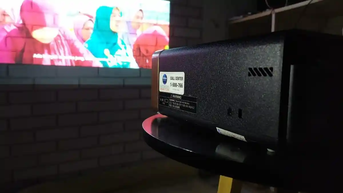 Review Proyektor Epson EF-100, Bikin Nonton di Rumah Serasa di Bioskop