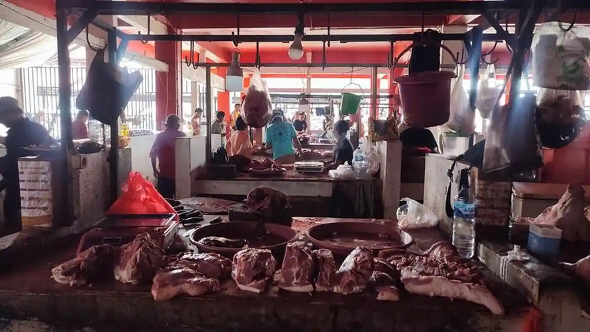 H-1 Natal Pedagang di Pasar Bersehati Manado Raup Untung, Sehari 20 Ekor Babi Terjual