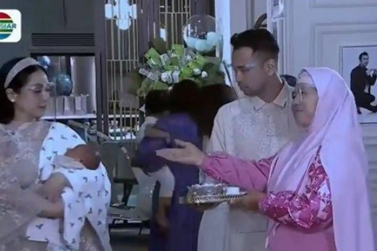 Mama Dedeh Jadi Sorotan, Rendam Rambut Anak Raffi Ahmad Dalam Air Bunga saat Aqiqah