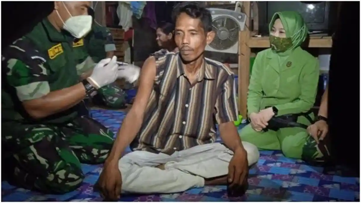 Kejar Target Capaian Vaksinasi di OKI, Kodim 0402 OKI/OI Datangi Rumah Warga Malam Hari