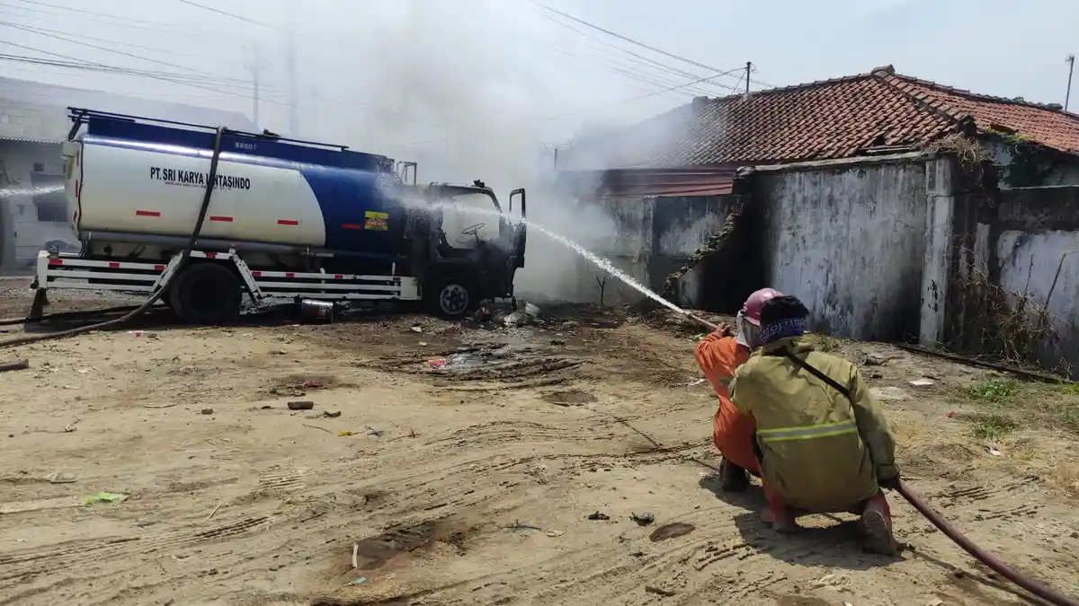 Paniknya Karyawan saat Truk Tangki BBM Terbakar di Tanjung Brebes