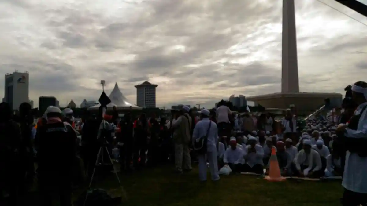Ribuan Peserta Aksi Terus Berdatangan ke Monas Meski Gerimis Mengguyur
