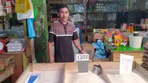 Seorang-penjual-beras-di-Pasar-Tradisional-Marisa-Pohuwato-Selasa-2722024.jpg