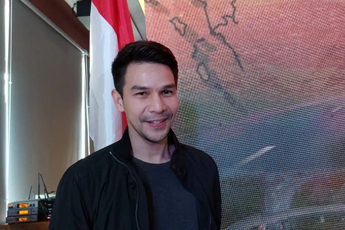 Jonathan Frizzy Rutin Bertemu Ketiga Buah Hatinya, Begini Sikap Dhena Devanka